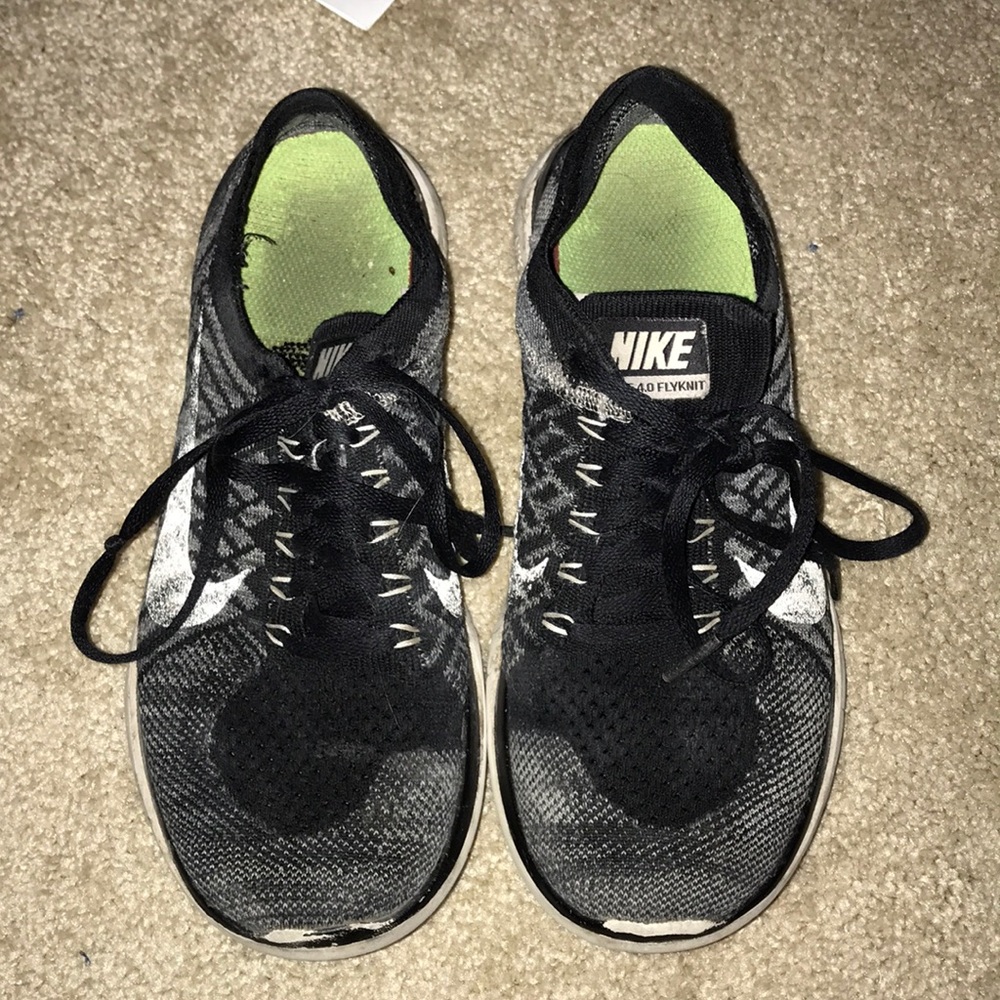 Black Nike free runs